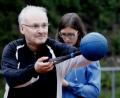 Bild: Hirsch
Bischof Rudolf Voderholzer nimmt Maß und schleudert den Ball über 27 Meter hinaus.
