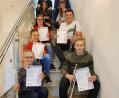 Bild: Daniela Juraske
Die Vorsitzenden des Vereins Blaskapelle Teunz, Tobias Schmid, Daniela Juraske (rechts) und Stellvertreterin Ramona Götz lobten den Probenfleiß und überreichten die Urkunden an die Nachwuchsmusikanten. Ausbilder Stefan Karl (oben links) war stolz über das gute Abschneiden.