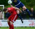 Bild: ham
Pfreimds Torjäger Bastian Lobinger (links) hatte gegen die robuste Bacher Defensive einem schweren Stand.