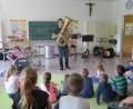 Bild: jzk
Patrick Oroudji zeigt den Grundschülern, wie er auf der „dicken“ Basstuba auch Melodien spielen kann.
