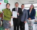 Bild: Hirsch
Ludwig Peither von der AOK-Geschäftsstelle Schwandorf, AOK-Direktorin Christa Siegler, Landrat Thomas Ebeling, Personalratsvorsitzender Thomas Müller und LAG-Managerin Stephanie Wischert (von links) rufen die Landkreisbürger zur Teilnahme an der Aktion „Mit dem Rad zur Arbeit" auf.