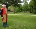 Bild: jr
Schützenmeister Alfred Koch, schon in seinem mittelalterlichen Kostüm, weist auf des Gelände des Stadtparks Schwanenwiese, wo am Samstag und Sonntag mit einem Mittelalterfest der 500. Geburtstag der Königlich-privilegierten Schützengesellschaft Waldsassen gefeiert wird.