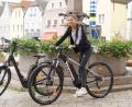 Bild: exb
Lena Ippisch ist die Neue im Tourismuszentrum des Landratsamts. Hier können auch die beiden E-Bikes ausgeliehen werden.