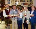 Bild: usc
Ein Prosit auf eine schöne, erfolgreiche Pfingstdult (von links): Bräu Franz Kummert, das neue Festwirts-Ehepaar Reinhard und Anita Gschrey, ACC-Geschäftsführerin Petra Strobl und Bürgermeister Martin Preuß.
