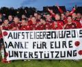 Bild: fz
Zwei Jahre nach dem Abstieg bejubelten Spieler und Verantwortliche des 1. FC Neukirchen am späten Mittwochabend die Rückkehr in die Kreisliga und bedankten sich bei den Fans für die Unterstützung.