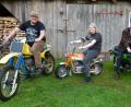 Bild: w
Der Vorsitzende der Kreidler- und Mopedfreunde, Daniel Retzer, Marie Meierhöfer und Stellvertreter Sebastian Barthel (von links) freuen sich auf viele Gäste.