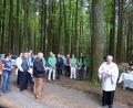Bild: mmj
Nahe dem Bildstock (im Hintergrund), am Ort der ehemaligen Binhack-Kapelle, feierte Diakon Alfons Eiber die Maiandacht.