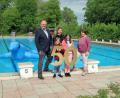 Bild: bsc
50 Jahre Friedenfelser Freibad: Über den Start in die Jubiläumssaison freuen sich Lisa Rauh (rechts) und Katharina Fleischmann (Mitte) sowie Bürgermeister Gottfried Härtl (links). Der fünf Meter große Seehund „Robby“ (hinten) ist bereits der Freund von Alisa und Christina (vorne von links).