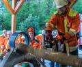 Bild: exb
Wolfgang Voit, stellvertretender Kommandant der Feuerwehr Fichtelberg, übt unter Anleitung durch Forstwirtschaftsmeister Korbinian Scherm von den Bayerischen Staatsforsten das gefahrlose Durchtrennen eines gespannten Baumstämmen an einem Spannungssimulator.