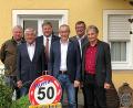 Bild: bö
Eine gelungene Überraschung zum 50. Geburtstag für Erwin Geitner (Vierter von links) war der Besuch seiner Amtskollegen (von links) Markus Dollacker, Altbürgermeister Gotthard Färber, Stefan Braun und Peter Braun sowie von Riedens Zweitem Bürgermeister Josef Weinfurtner.
