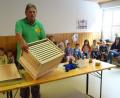 Bild: njn
Aus erster Hand informierte der Vorsitzende des Imkervereins, Klaus Schmidt, die Buben und Mädchen des Kunterbunt-Kindergartens über die allgemeine Bienenzucht.