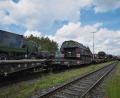 Bild: Rick Schnell/Bundeswehr
Die Haubitzen und Fahrzeuge der Weidener Artillerie warten im Bahnhof der US-Garnison Grafenwöhr auf die Fahrt nach Österreich.