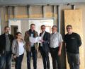 Bild: fg
Thomas Dotzler vom Stadtbauamt, Bauleiterin Karin Reisinger, Architekt Michael Dittmann, Bürgermeister Hermann Falk, Christian Piehler als künftiger Leiter des Bürgerbüros und ein Mitarbeiter der Firma Färber Elektrotechnik (von links) machen sich ein Bild vom Umbau.