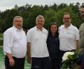 Bild: ads
Thorsten Bergmann (rechts) und seine Tochter waren die ersten Gäste im Naturerlebnisbad. Bürgermeister Sepp Reindl (links), die Bademeister Norbert Weiß (Zweiter von links) und Bernd Pröm (Zweiter von rechts) sowie Pia Fischer (Mitte) überreichten Blumen und eine Dauerkarte.