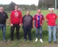 Bild: njn
FC-Bayern-Fanclub-Vorsitzender Reinhard Ockl (links) und Stellvertreter Franz Bauer jun. (rechts) mit den Siegern des Preisschafkopfes (von links) Alexander Goblirsch, Anton Sirtl, und Alexander Dumler.