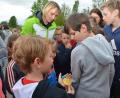 Bild: dob
Reihum dürfen die Kinder der Zottbachtalschulen die Olympia-Goldmedaillen in den Händen halten. Fast ehrfürchtig blicken die Buben und Mädchen auf diese sportliche Auszeichnung von Heike Drechsler (Mitte).