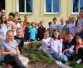 Bild: do
Umringt von den begeisterten Viertklässlern übergeben Vorsitzender Josef Höllerl, seine Stellvertreterin Christine Walter und Vorstandsmitglied Hans Traßl im Namen des Obst- und Gartenbauvereins die Kräuter- und Gewürzschnecke an Schulleiterin Gabriele Bodner.
