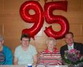 Bild: sm
Hildegard Drey (Zweite von rechts) feiert im Kreise der Familie ihren 95. Geburtstag. Unter anderen gratulierte auch Bürgermeister Ernst Schicketanz (rechts).