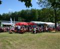 Bild: gpa
Einem Münchener Biergarten ähnelt das Freigelände: Bei herrlichstem Sonnenschein wird geplaudert und genossen. Benachbarte Imker nutzen die Gelegenheit, um Fachgespräche zu führen.
