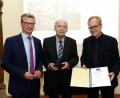 Bild: exb/Robert Haas
Kunstminister Bernd Sibler (links) und Generalkonservator Mathias Pfeil (rechts) übergaben an Leo Berberich die Denkmalschutzmedaille.