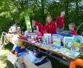 Bild: sl
Der Dorfflohmarkt, der zum ersten Mal stattfindet, schlägt ein. Die Feuerwehrjugend ist mit einem eigenen Stand vertreten.