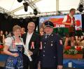 Bild: bej
Bürgermeisterin Sonja Meier und Festleiter Josef Schmid überreichten Pater Matthias Karl ein Präsent zum 50. Geburtstag.