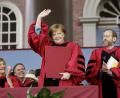 Bild: Steven Senne/AP/dpa
Bundeskanzlerin Angela Merkel winkt bei der Verleihung der Ehrendoktorwürde der Rechtswissenschaften der Harvard Universität.