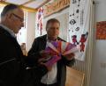 Bild: e
Modiins Bürgermeister Shimon Susan (rechts) freut sich über die Papierblumen der Schüler – und greift gleich selbst zur Schere für ein eigenes Exemplar.