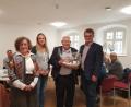 Bild: exb
Bürgermeister Martin Birner, Seniorenbeirats-Vorsitzender Margot Weber (links) und Rathaus-Mitarbeiterin Susanne Sochor dankten Professor Günter Pschorn (Zweiter von rechts) für sein Engagement.
