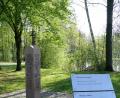Bild: kgg
Die Hinweistafel vor der Friedenssäule in der Parkanlage Schwanenwiese.