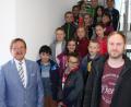 Bild: njn
Zwei vierte Klassen besuchten das Rathaus der Stadt. Mit auf dem Bild (von links) Bürgermeister Hans Donko und Lehrer Benjamin Koppmann.