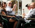 Bild: Stephan Huber
Eduard Prinz von Anhalt-Askanien und Herzog von Sachen (links) in seinem Element. Der 77-Jährige ist ein Cousin des britischen Thronfolgers Charles. Am Samstag fuhr er mit seiner Tochter Julia Katharina, Gerd Wennicke von der Kurfürstlichen Schlosswache und Bürgermeister Martin Preuß (rechts) in der Kutsche durch die Stadt.