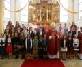 Bild: mtm
Alle Firmlinge in der Rosenberger Herz-Jesu-Kirche mit Weihbischof Dr. Josef Graf und Pfarrer Saju Thomas (rechts).