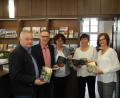 Bild: tr
Forstbetriebsleiter Norbert Zintl (links) überreichte einen Karton mit Büchern an die Stadt Waldsassen, vertreten durch (von rechts) Inge Frank, Beatrix Rustler, Monika Sommer und Bürgermeister Bernd Sommer.