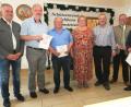 Bild: Hirsch
Vorsitzende Helga Vogl (Mitte), stellvertretender Bezirksvorsitzender Bernhard Jobst und Oberbürgermeister Andreas Feller (Zweiter von rechts) ernannten Manfred Vogl, Erhard Habermeier, Erich Oberndorfer und Norbert Wedlich (von links) zu Ehrenmitgliedern der Weinberg-Siedler.