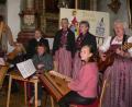 Bild: mh
Gemeinsam mit der Familienmusi Irlbacher aus Nabburg gestaltet das Trio "Z`sammg`stimmt" in der Luher Pfarrkirche ein Marienlob, für das es stehenden Beifall gibt.