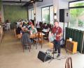 Bild: fjo
Milan Samko aus der Vohenstraußer Partnerstadt Stribro eröffnet nach "Live im Laden" die neue Serie „Live im Friedrich“ der Musikinitiative Vohenstrauß.