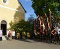 Bild: bej
Vor der Kulisse der Kirche Sankt Wolfgang hatte sich die Festgesellschaft zum Totengedenken versammelt. Jubelverein, Paten- und Ehrenpatenvereine legten Kränze als äußeres Symbol der Erinnerung und Dankbarkeit nieder.