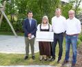Bild: bnr
Vorstand Christian Schwandner (Zweiter von rechts) und Jürgen Bäumler von der DJK Gleiritsch übergaben der Leiterin des Landkindergartens Sabine Maderer und Bürgermeister Martin Schwandner (links) eine Spende in Höhe von250 Euro.