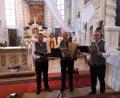 Bild: hir
Der "Murachtaler Dreigsang" (im Vordergrund) gestaltete zusammen mit der Marianischen Männerkongregation und Pfarrer P. Georg (im Hintergrund) in der festlich geschmückten Pfreimder Pfarrkirche die letzte Maiandacht in diesem Jahr.