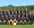 Bild: alr
Mit Freibier und guter Laune feiern Spieler und Funktionäre den Aufstieg der SpVgg von der A- in die Kreisklasse.