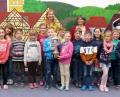 Bild: no
Die 1a der Grundschule Illschwang freut sich über den Wanderpokal und die Gummibärchen darin. Klasslehrerin Christine Schaffenroth (Mitte), Lauftreff-Leiter Andreas Dehling (rechts) und Lauftrainerin Carmen Grahlmann (links) überreichen die Trophäe für die Klasse mit den meisten Startern beim Kinderwaldlauf.