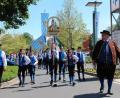 Bild: cs
Die Knabenkapelle als Patenkapelle des Jubiläumsvereins führt den Festzug an. Links Elmar Hamerla, der Vorsitzende des Heimat- und Volkstrachtenvereins Auerbach, rechts Andreas Götz, Zweiter Vorsitzender und Festleiter.