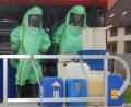 Bild: bäh
Die Aktiven der Werksfeuerwehr Pilkington Weiherhammer und der Stützpunktwehr der Stadt Vohenstrauß lernen die Einsatzgrundsätze der Chemikalienschutzanzüge.