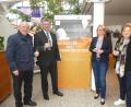 Bild: rn
Bürgermeister Peter Lehr, Filialdirektor Wolfgang Busch, Bildungsmanagerin Julia Lenhart und Gleichstellungsbeauftragte Brigitte Menzel (von links) eröffnen in der Sparkasse die Ausstellung "Die Mütter des Grundgesetzes".