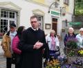 Bild: br
Frater Patrick (vorne) erläutert den Ausflüglern das Kirchengebäude sowie die wechselvolle Geschichte des Benediktinerklosters in Plankstetten.