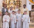Bild: tkr
Die Kommunionkinder (von links) Jasmin Vogt, Milena Schmal, Luis Haberl, Simon Hummer, Andreas Brandstätter und Lukas Ruhland, zusammen mit Pfarrer Herbert Rösl (links), Klassenleiterin Rosemarie Schauer und Kaplan William Akkala (rechts).