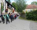Bild: bsc
Vereine mit ihren Fahnen und Abordnungen, viele Gläubige und Vertreter aus Politik und Wirtschaft begleiteten die Ehrengäste beim Pastoralbesuch vom Pfarrhof zur Friedenfelser Pfarrkirche.