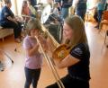 Bild: lts
Hilfestellung beim Versuch an der Posaune. Die potenziellen Nachwuchsmusiker wagten beim "Tag der offenen Tür" erste Gehversuche auf verschiedenen Instrumenten.