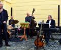 Bild: kge
Jörg Seidel (links) hat zum Jazzfrühstück drei Musiker mitgebracht, die die Hommage an Udo Jürgens erst möglich machen: Christian Schoenefeldt (Schlagzeug), Rudi Engel (Kontrabass) und Bernhard Pichl (Piano).